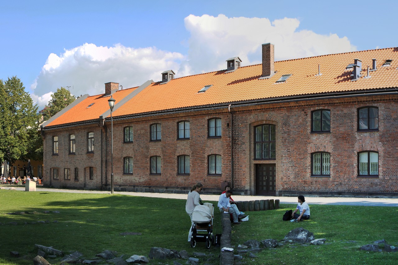 Осло. Парк Контрэскарет (Kontraskjæret). Казарма кавалерии (Kavalleristallen) Осло. Парк Контрэскарет (Kontraskjæret). Казарма кавалерии (Kavalleristallen)